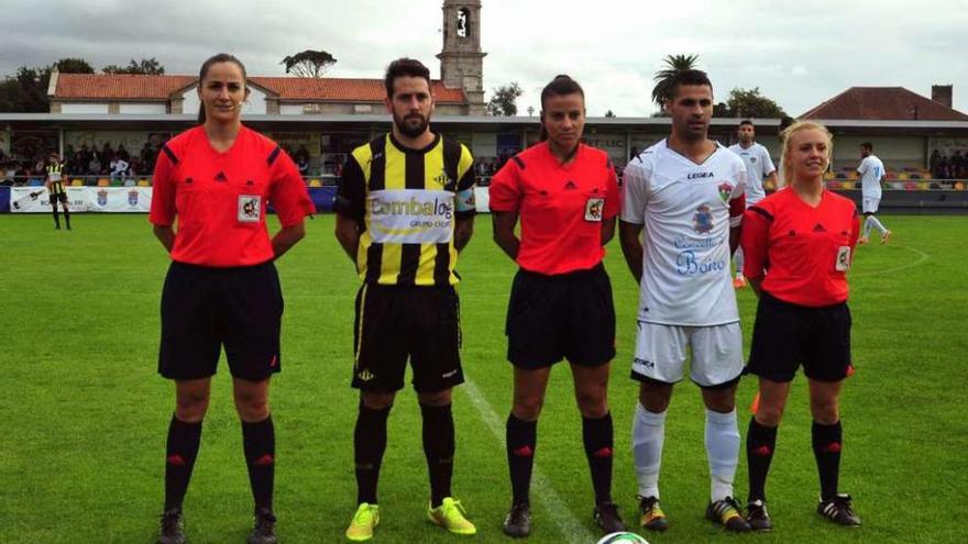 Zulema González, en el centro, con el equipo arbitral y los capitanes. // Iñaki Abella