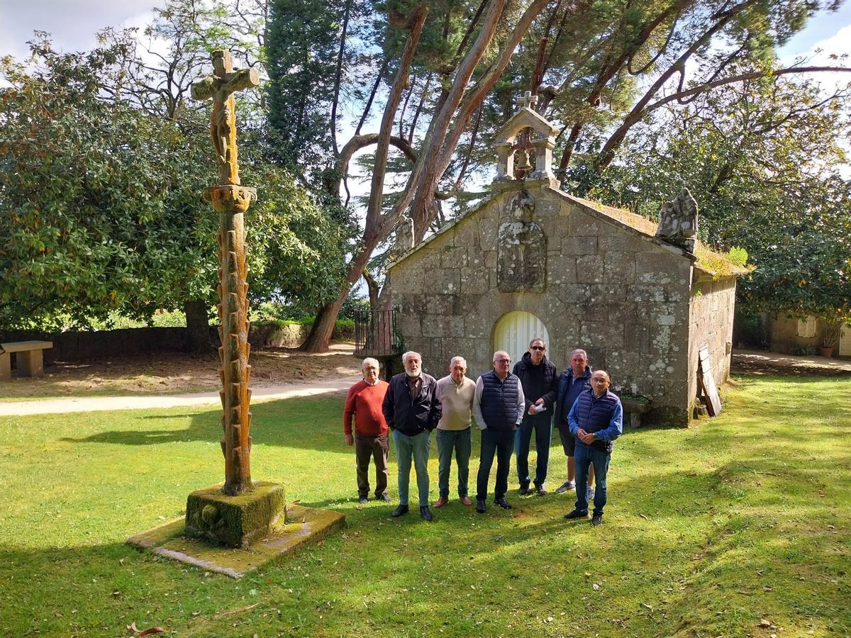 La comisión de fiestas de Santa Ifigenia (faltan dos personas). De derecha a izquierda: Celso Dopazo, José Benito Márquez, Ángel Barreiro, Salvador López, Ramón Rivas, Alberto Barreiro y Eugenio Gil ante la capilla de Santa Cruz, donde se guarda la imagen de Santa Ifigenia.