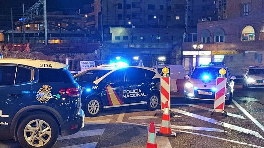 Coches de la Policía Nacional y Local, en Ciudad Naranco.