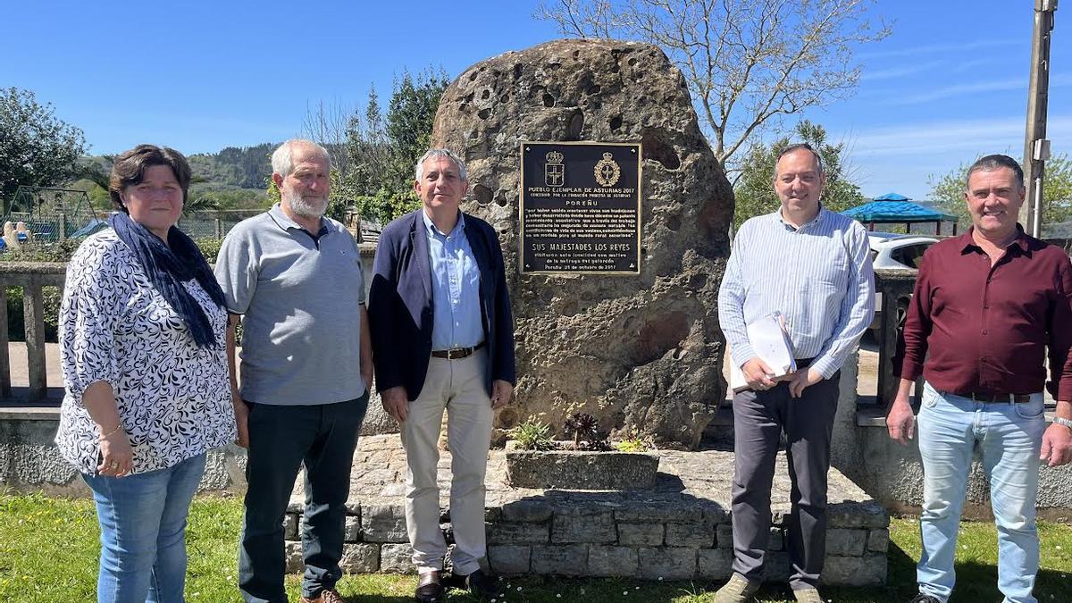 Calvo y Vega, en el centro, con representantes vecinales de Poreñu.