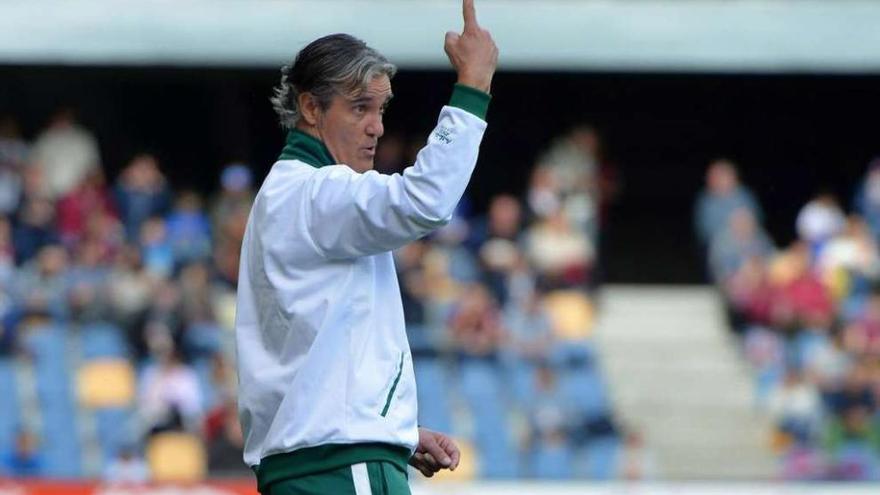 Rafa Sáez, entrenador del Coruxo, dirigiendo a su equipo durante un partido. // Gustavo Santos