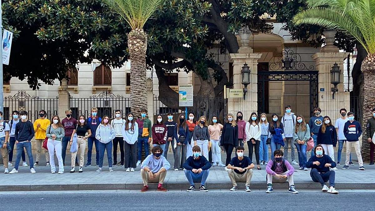 Family photo in front of the palace of the Provincial Council of the young people who participated in one of the last volunteer actions. There are people from Alicante and from Elche. | INFORMATION Family photo in front of the palace of the Provincial Council of the young people who participated in one of the last volunteer actions. There are people from Alicante and from Elche. | INFORMATION