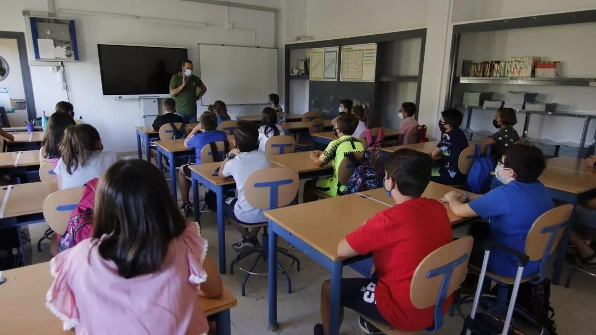 Alumnos en clase de primaria.