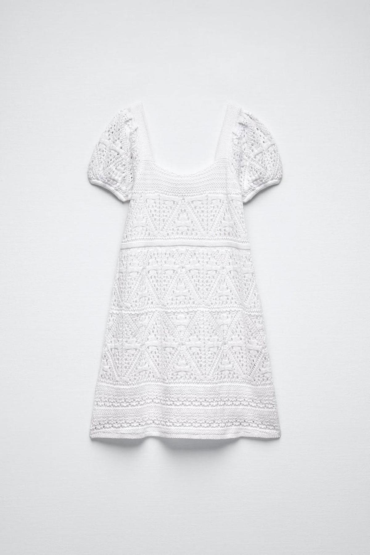 Vestido punto crochet de Zara (precio: 27,95 euros)