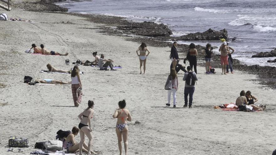 Numerosas personas en ses Salines disfrutan del clima primaveral de Ibiza.