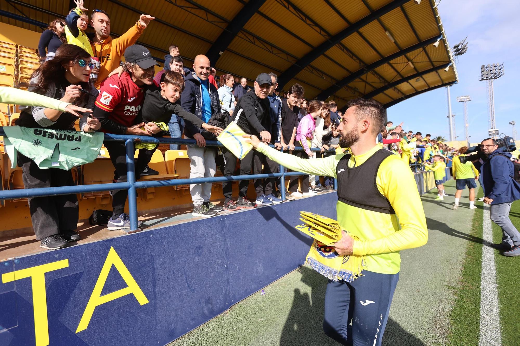 Así ha sido el entrenamiento navideño del Villarreal a puerta abiertas