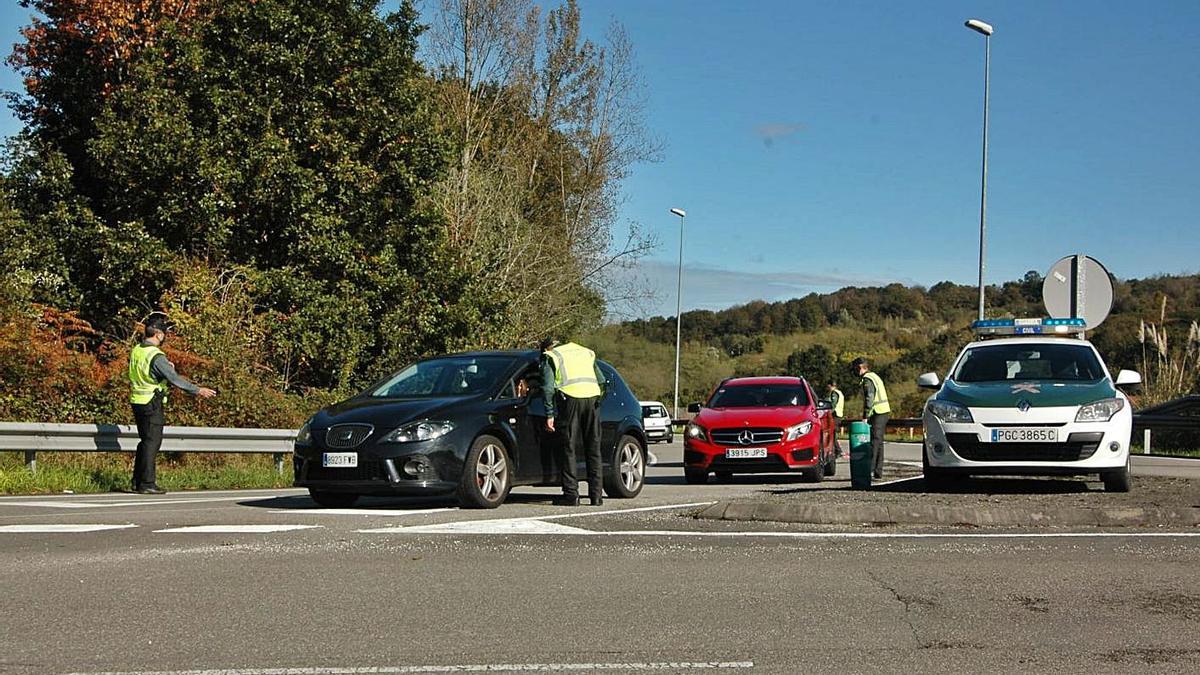 Control de movilidad en La Manjoya (Oviedo) efectuado por la Guardia Civil de la Comandancia de Oviedo. | LNE