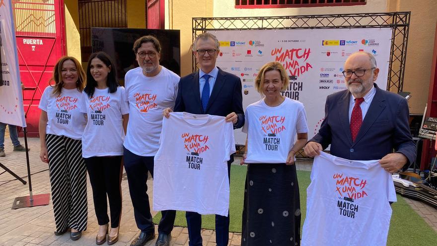 El consejero de Salud, Juan José Pedreño, el coordinador regional de Trasplantes, Ricardo Robles, y la responsable del Plan de Médula Ósea de la ONT, Lola Hernández, en la Plaza de Toros con motivo de la campaña 'Un match por una vida'.