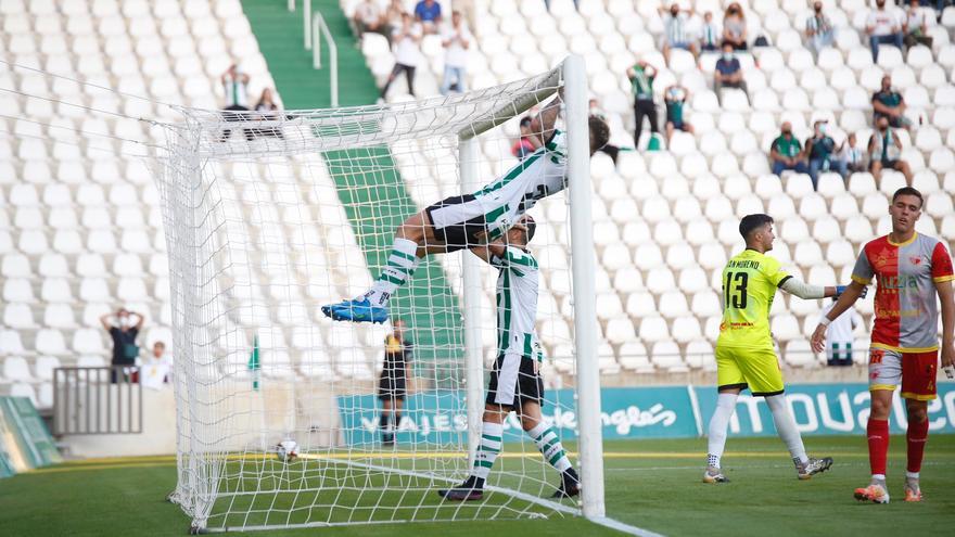 El Córdoba CF se asoma a la portería del Antequera CF.