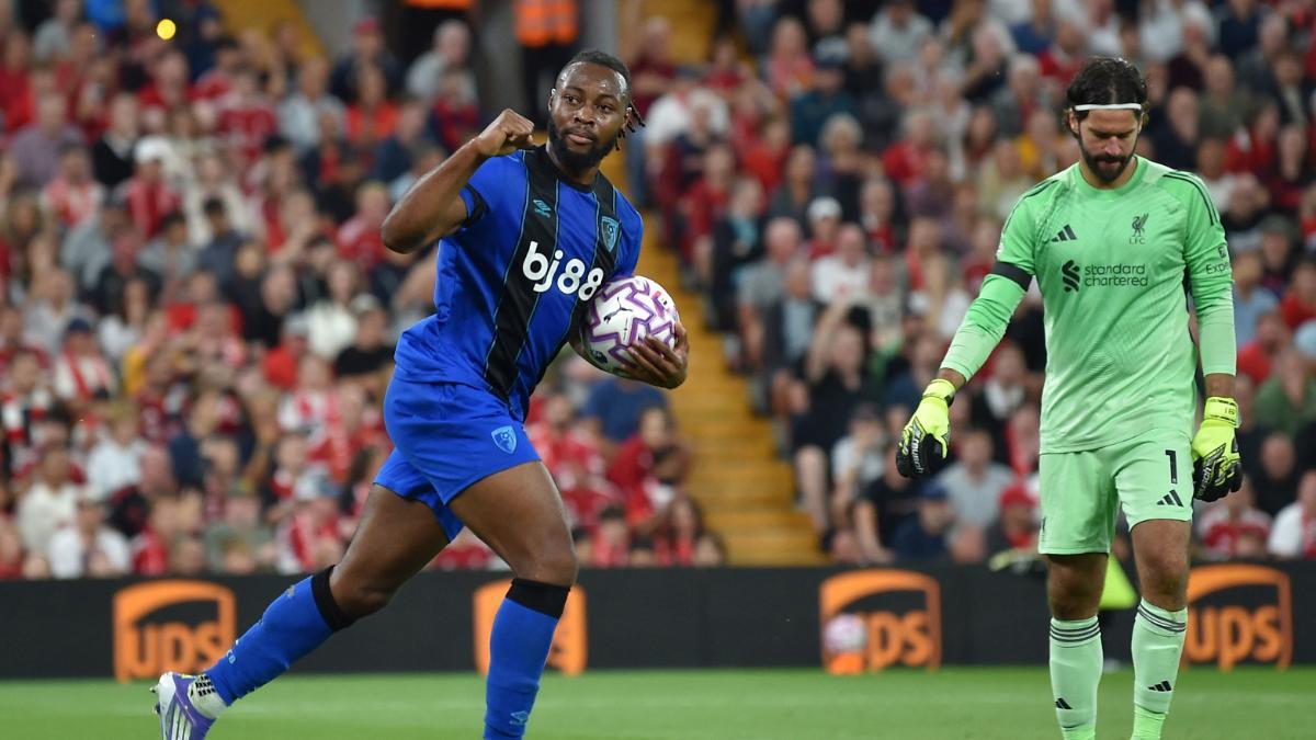 Semenyo anotó un doblete ante el Liverpool