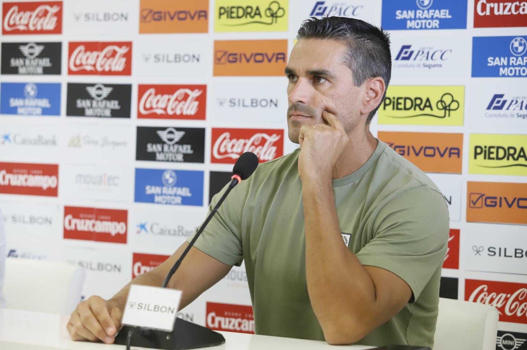 Juanito, durante la presentación oficial de Cedric Teguia.