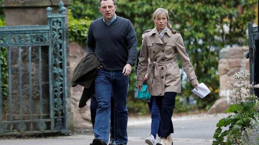 Gerry y Kate McCann se dirigen a un servicio religioso en memoria de su hija Madeleine. // Reuters