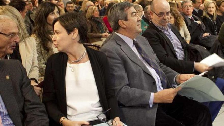 Carmen Moriyón, Álvarez-Cascos y Juan Vega, durante el acto de Foro celebrado en Llanera.