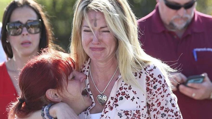 Las madres de dos de los alumnos del instituto de la matanza.