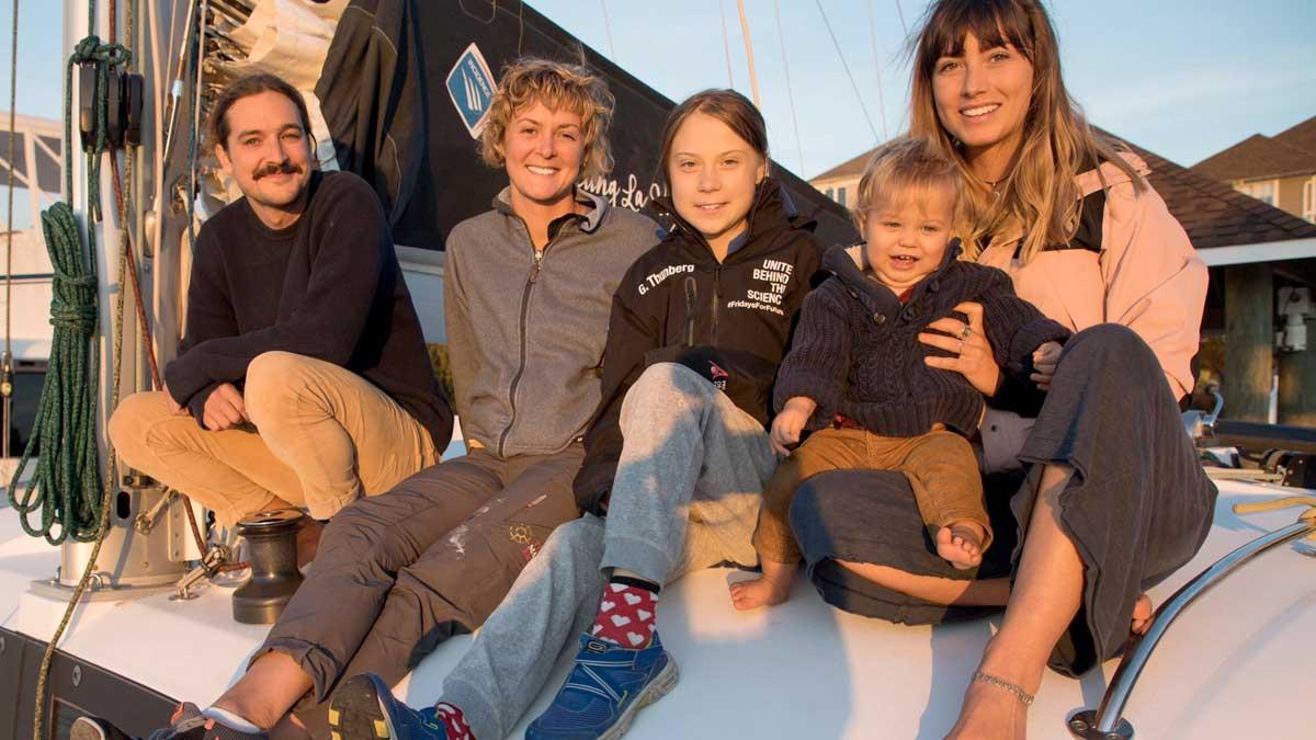 Greta Thunberg consigue transporte y zarpa hoy para la Cumbre del Clima de Madrid. En la imagen, con sus anfitriones de barco.