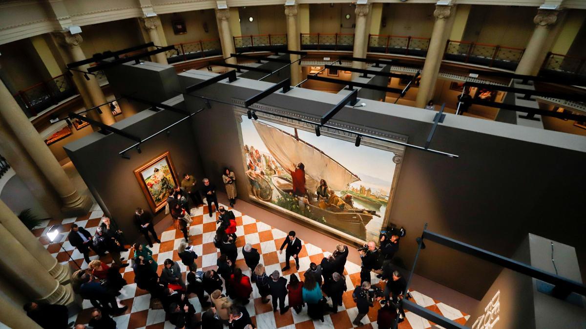 El Palacio de Comunicaciones con la obra de Sorolla 'Yo soy el pan de vida' de la colección Lladró.