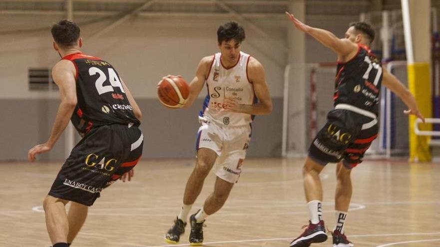 Brais finta a Vukcevic en presencia de Gacic durante el partido jugado ayer. // Bernabé/Ana Agra