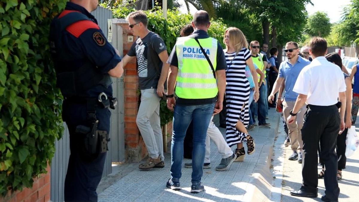 Comitiva judicial ante la casa de la acusada del crimen de la Urbana en Vilanova i la Geltrú, el pasado 20 de junio.