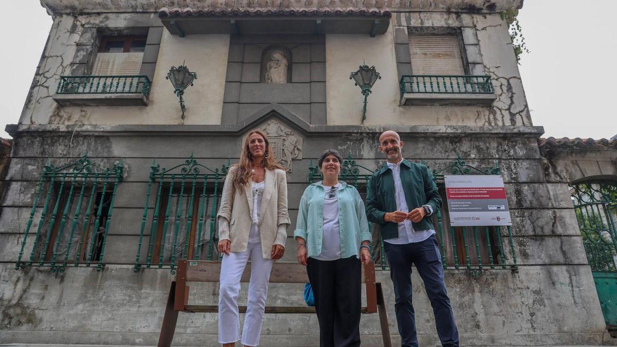 La concejala de Urbanismo y otras autoridades del gobierno ante la Casa Jaureguízar.