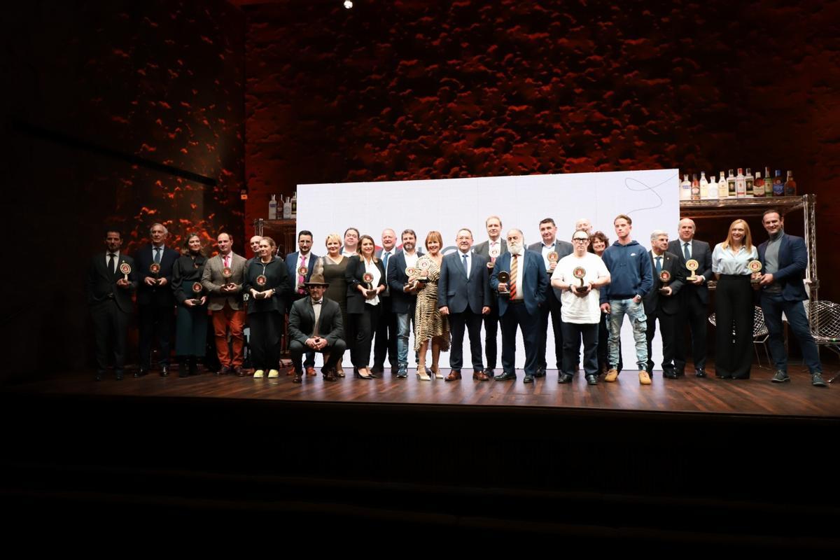 Foto de familia de los premiados en los Premios de Hostelería de España