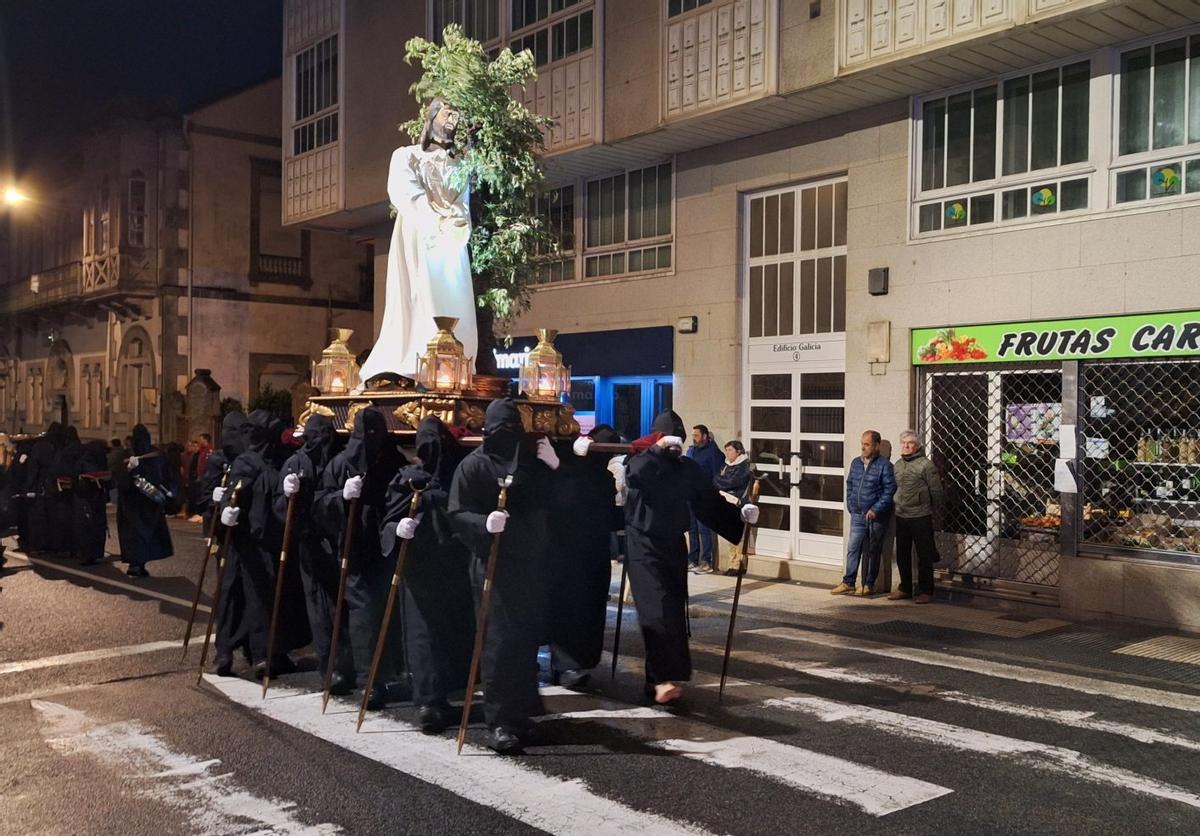 Sobre estas liñas, procesión de Semana Santa en 2025. Á dereita, a costa da Guarda.   | // D.P.