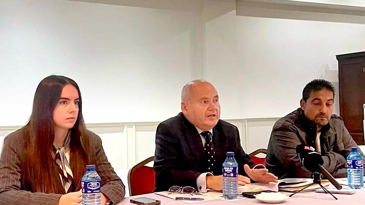 Luis Romero, en el centro de la imagen, acompañado de los familiares de Marcos Jiménez.