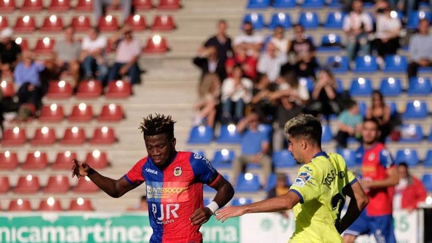 Lavsamba le disputa el balón a José Carlos, del Getafe B.