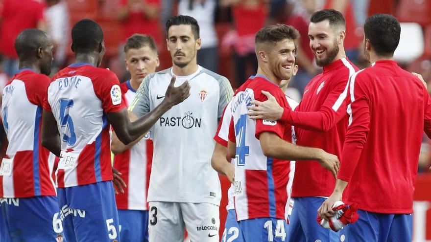 Los jugadores del Sporting celebran su victoria ante el Nástic.