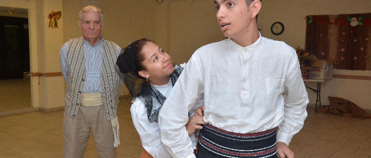 De izquierda a derecha, Vicente Ramos, Carmen Rosa Sarmiento y Yerobe Santana en su sala de ensayo en la asociación El Roque Azucarero.