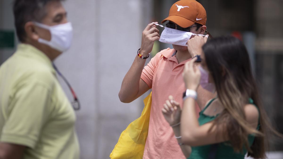 Un hombre se quita la mascarilla en Madrid.