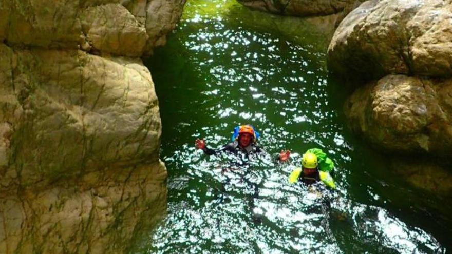 Dos barranquistas disfrutando del Barranco del Infierno con abundante caudal estos días