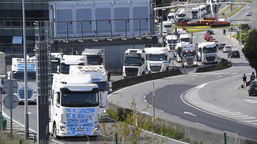 Caravana de camiones en A Coruña en protesta por la subida de precios del combustible