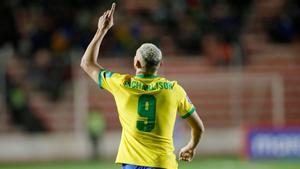 Richarlison celebrando su primer doblete con Brasil