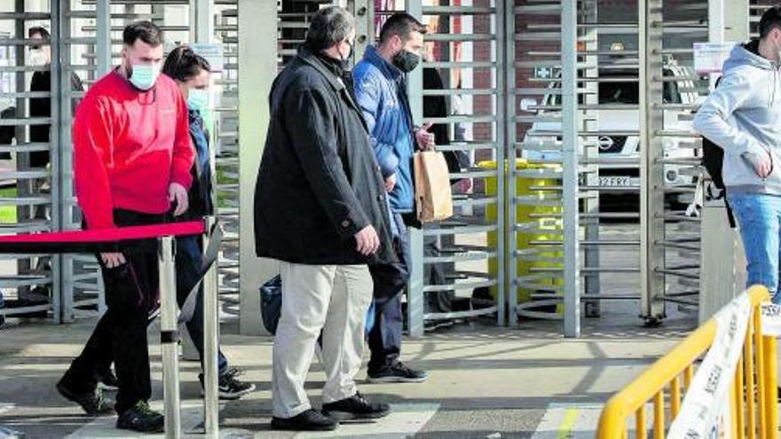 Salida de los trabajadores de una fábrica en la Península.