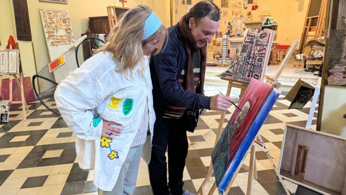 Un paciente del psiquiátrico de Piñor, con una pintura de su creación.