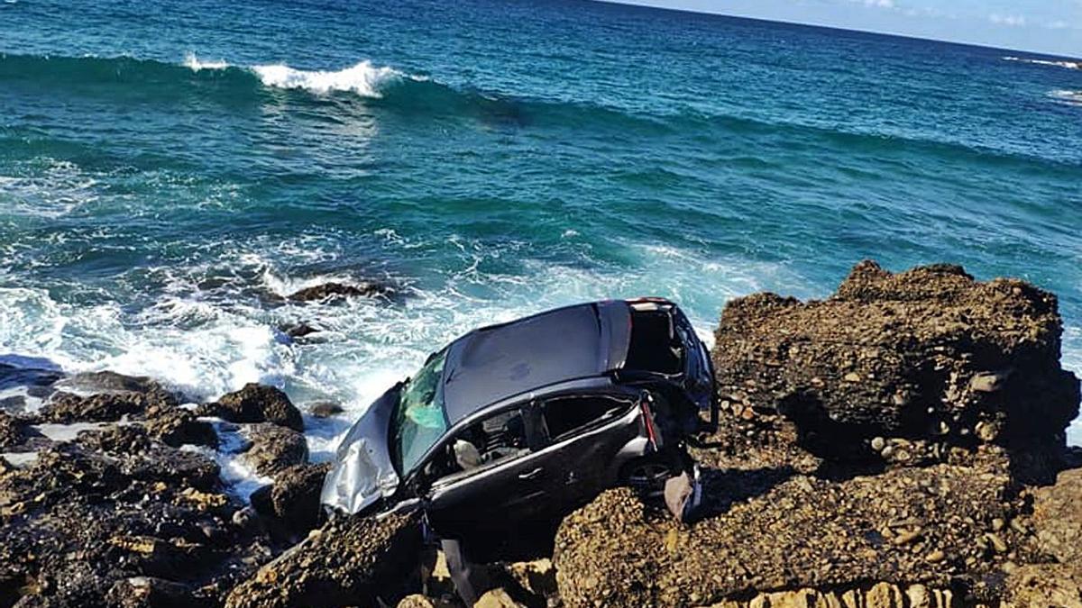 El Ford Focus en el que supuestamente se precipitaron los dos fallecidos en Fuerteventura. | | ONDA FUERTEVENTURA