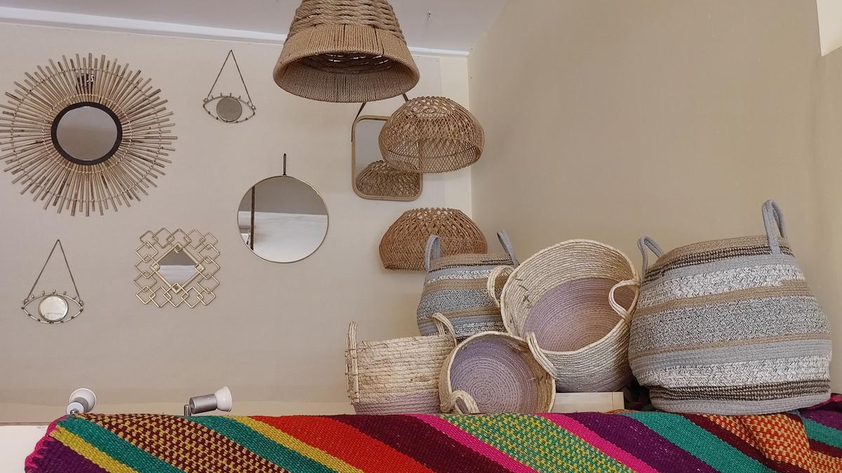 Cestas y lamparas confeccionadas a mano con fibras naturales en Ad Libitum Ibiza decoración