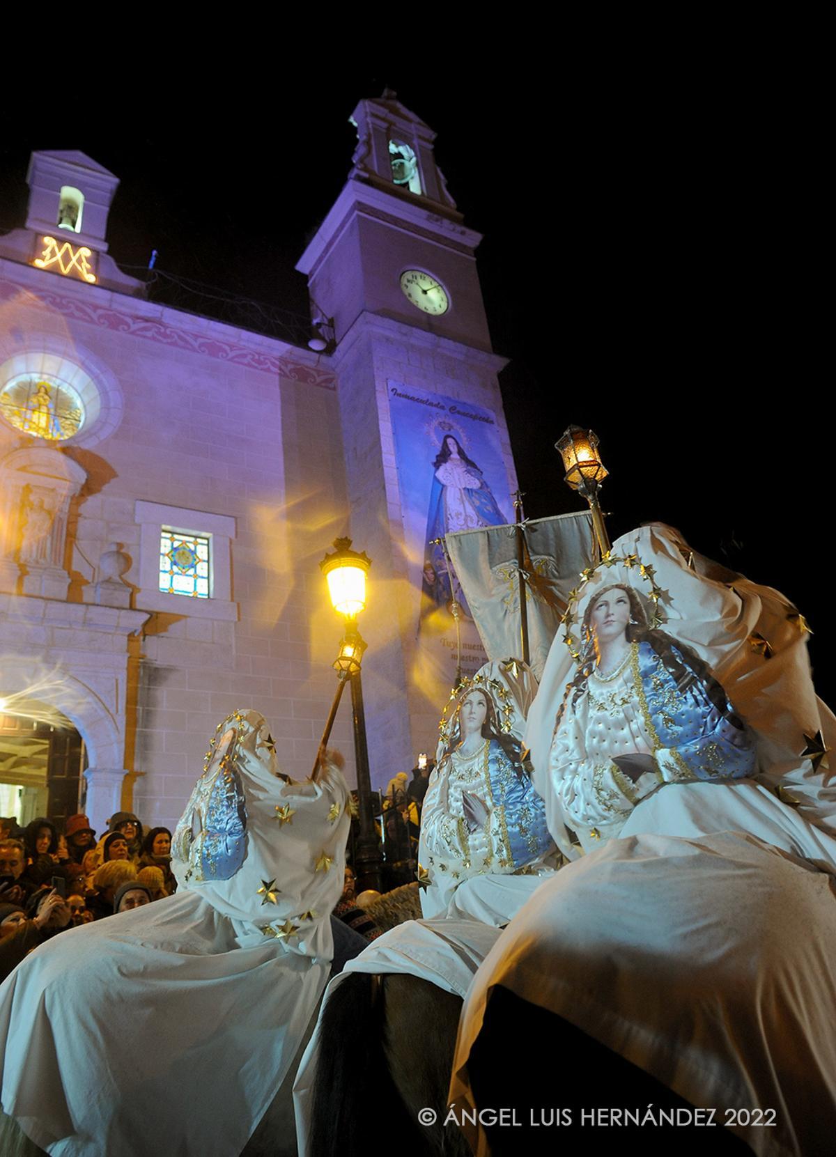 Las sábanas de los jinetes llevan una imagen de la Inmaculada Concepción.
