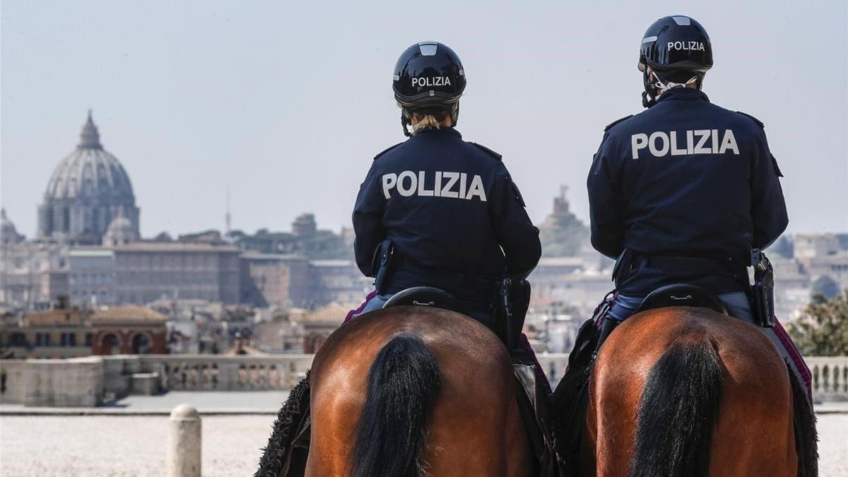 Dos policías a caballo patrullan en Roma, este domingo.