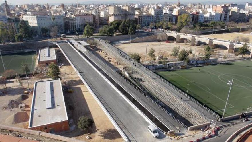 Dos plataformas en el Pont de Fusta: la de la izquierda, para vehículos, y la de la derecha, para peatones. Al lado está la provisional.