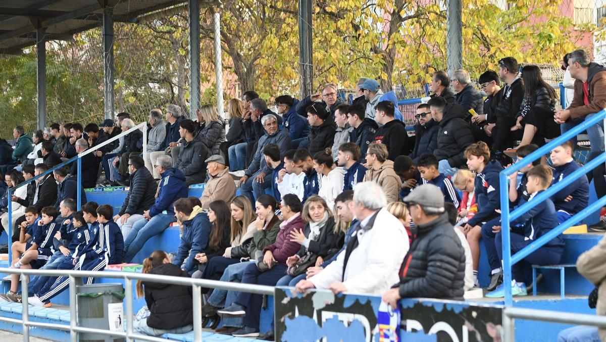 La afición del CD Ebro, en el estadio de La Almozara durante un partido esta temporada.