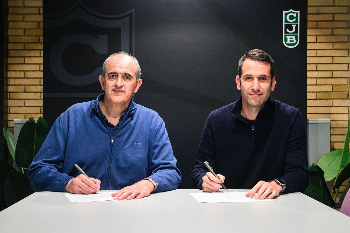 Morales y Miret, en el momento de la firma del técnico verdinegro.