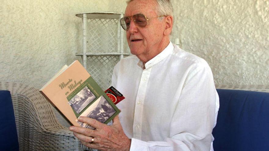 William Harmon, sobrino de Edward Norton, con un ejemplar de Muerte en Málaga en 2005.