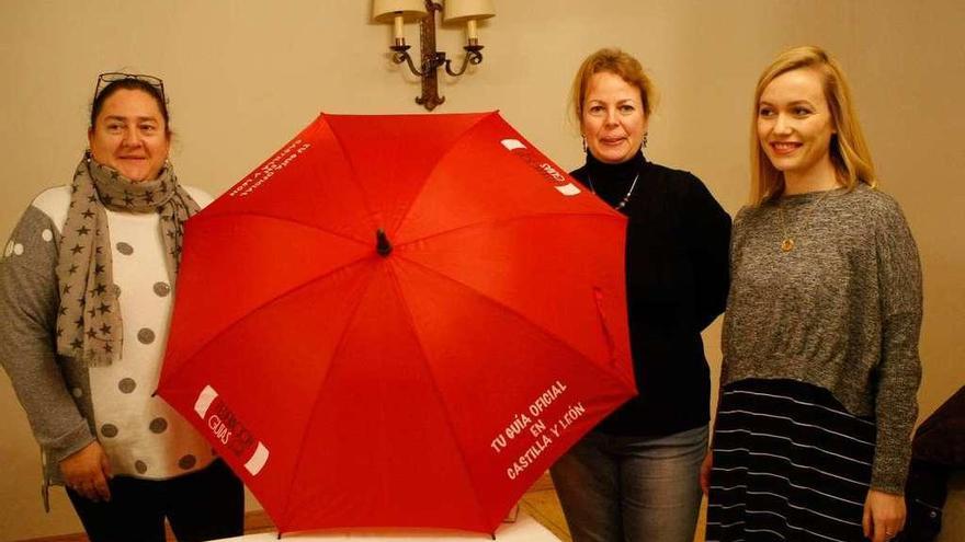 Eva Jiménez y Chiara Sportolette, de la asociación de guías, con Ana Fraile, de la asociación de Alzheimer.