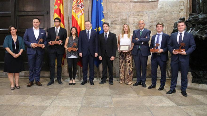 El investigador de la UA, Fernando Vera, recibe el premio al conjunto de la Actividad Turística de la Generalitat Valenciana