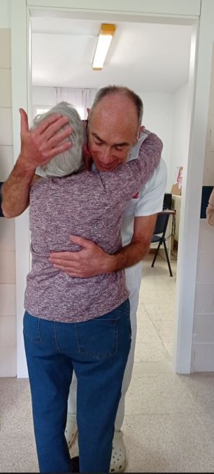 El doctor Alberto Eek abraza a una paciente durante su despedida.