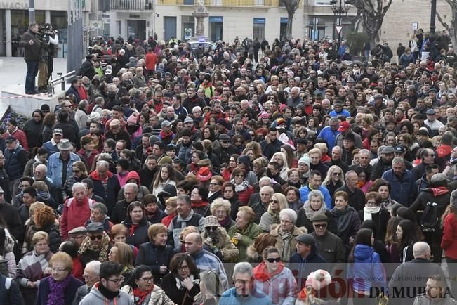 Los romeros acompañan a la Santa pese al frío.