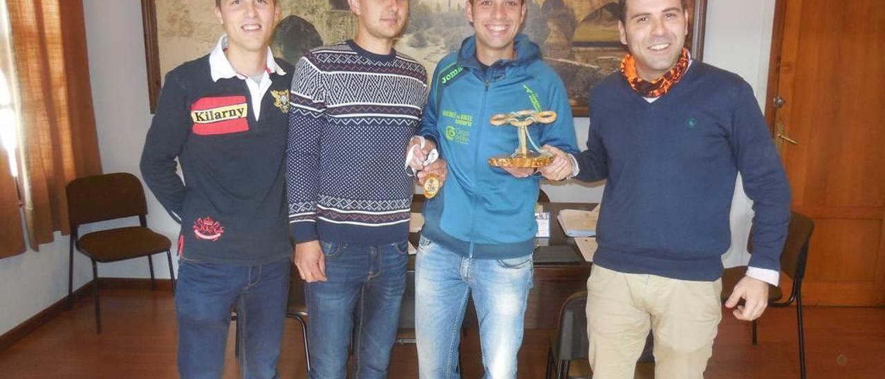 Los premiados en el IX Torneo de bádminton de Riosa.