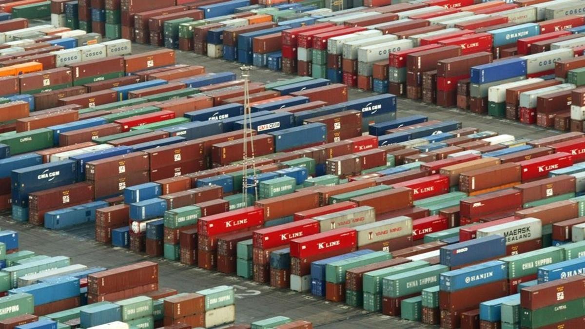 Contenedores en el puerto de Barcelona exportaciones importaciones comercio exterior