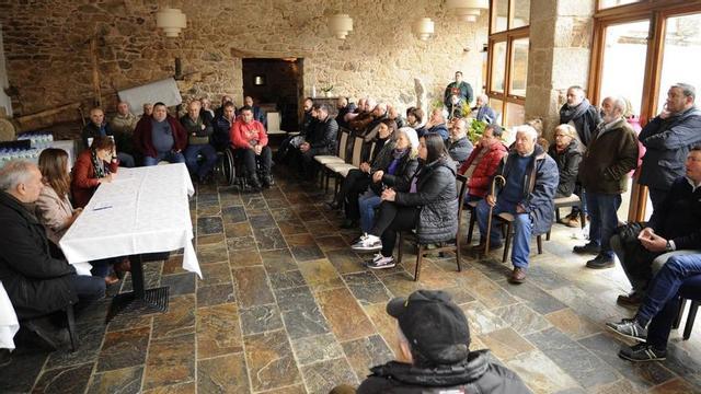 Inés Santé informó a los vecinos del trámite de las parcelarias en el Pazo de Eidián. |   // BERNABÉ/JAVIER LALÍN